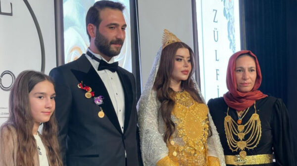 Γάμος από… χρυσό στην Τουρκία: Έλουσαν τη νύφη με κοσμήματα και αναγκάστηκε να καθίσει γιατί δεν άντεχε το βάρος, δείτε βίντεο