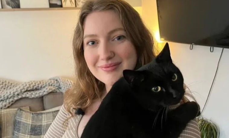 Γάτα που αγνοούνταν για πέντε χρόνια επέστρεψε στην οικογένειά της τα Χριστούγεννα