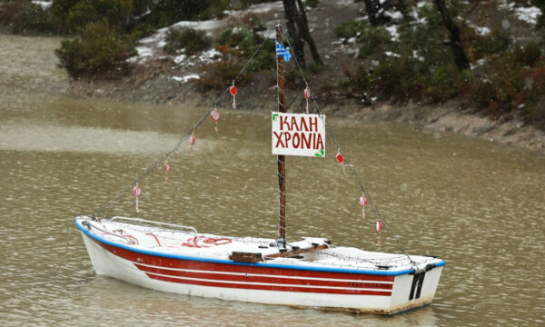 Καιρός: Πού θα χιονίσει την Πρωτοχρονιά – Ποιες περιοχές της Αττικής θα «ντυθούν» στα λευκά