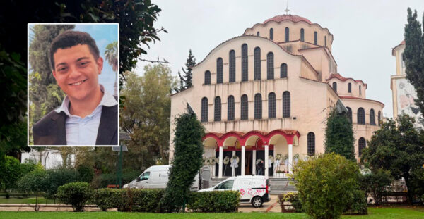 Οδύνη και λευκά τριαντάφυλλα στην κηδεία του 24χρονου Σωτήρη που σκοτώθηκε στο τροχαίο στη Λούτσα, συντετριμμένη η μητέρα του