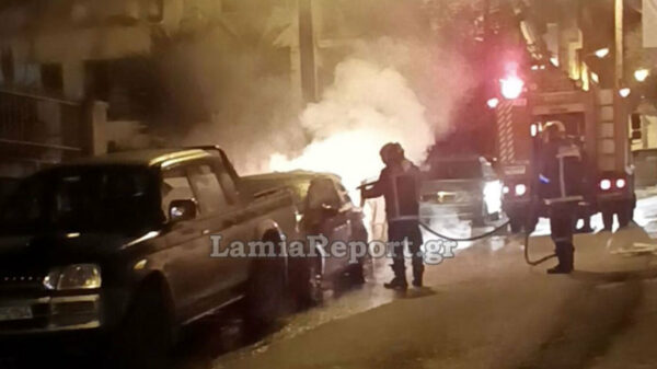 Στιγμές πανικού στη Λαμία: Αυτοκίνητο τυλίχτηκε στις φλόγες σε πυκνοκατοικημένη περιοχή