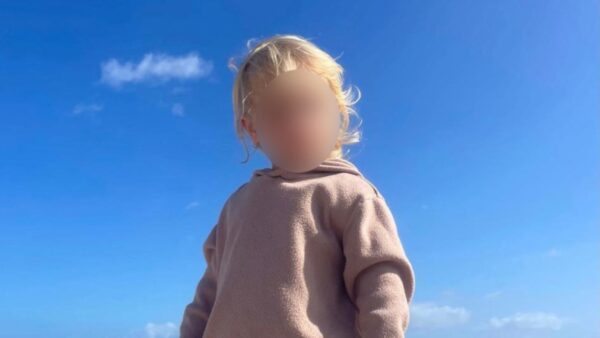 «Κάποιοι λένε ότι φταίμε οι γονείς, μα ήταν ατύχημα» λέει ο πατέρας του 2χρονου Λίο που κατασπαράχθηκε από το πίτμπουλ στη Ζάκυνθο