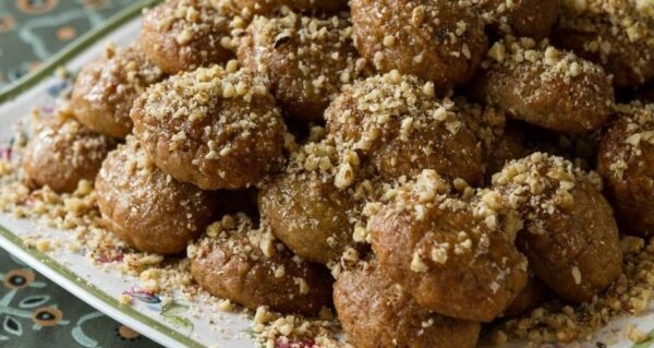 Πώς σιροπιάζουμε σωστά τα μελομακάρονα – Για να γίνουν τραγανά έξω και ζουμερά μέσα