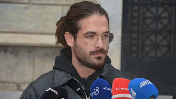 Ελεύθερος ο Μουγκοπέτρος μετά τη μήνυση της συζύγου του για ενδοοικογενειακή απειλή: «Σεβόμενος τα παιδιά μου δεν θα πω τίποτα για τη μητέρα τους» είπε έξω από το δικαστήριο