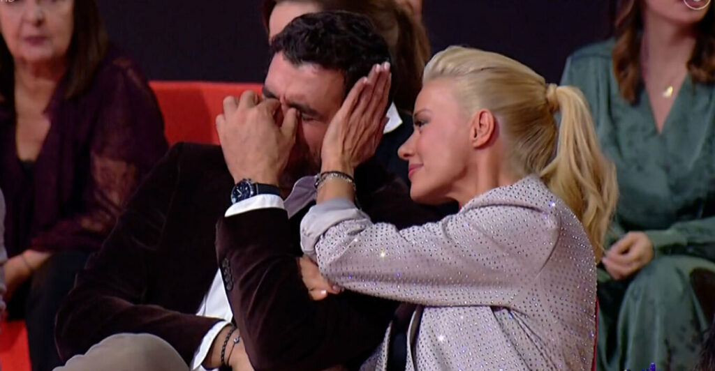 Ο κακός του Παρά Πέντε λύγισε στο reunion και το Twitter συγκινήθηκε: «Έχει πλαντάξει, πρέπει να είναι πολύ ευαίσθητη ψυχή»