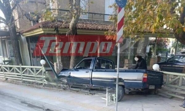 Πάτρα: Αγροτικό όχημα «μπήκε» σε ταβέρνα – Ο οδηγός έπεσε σε όρυγμα όταν βγήκε από το αυτοκίνητο