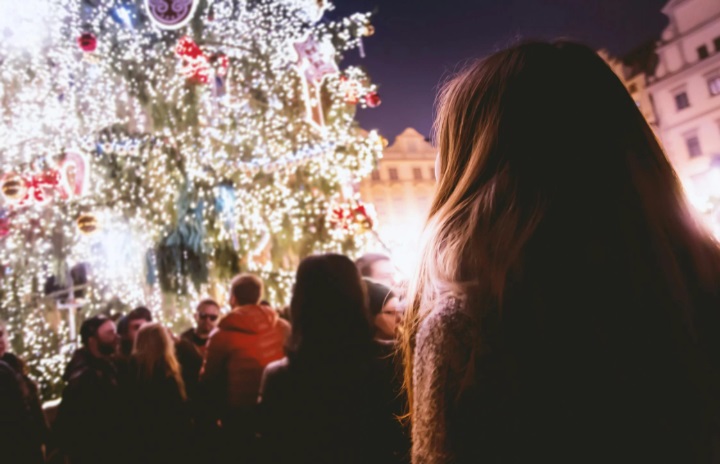 Η σκοτεινή πλευρά των γιορτών: 8 κρυφές μάχες που δίνουν οι άνθρωποι που νιώθουν μοναξιά τα Χριστούγεννα