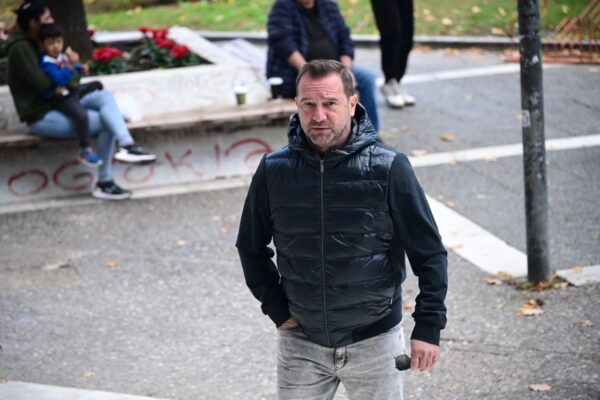 Τέμπη: Οργή Πλακιά για την ευχετήρια κάρτα της Hellenic Train: «Αρρωστημένη συμπεριφορά… απόλυτη χυδαιότητα»