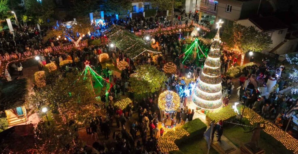 Το πλεκτό χριστουγεννιάτικο χωριό της Ελλάδας όπου όλα είναι κεντητά