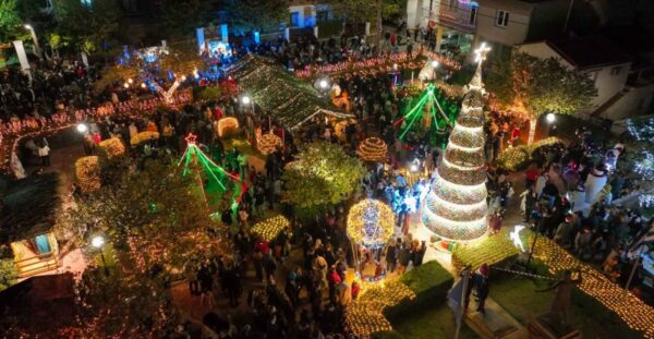 Το πλεκτό χριστουγεννιάτικο χωριό της Ελλάδας όπου όλα είναι κεντητά