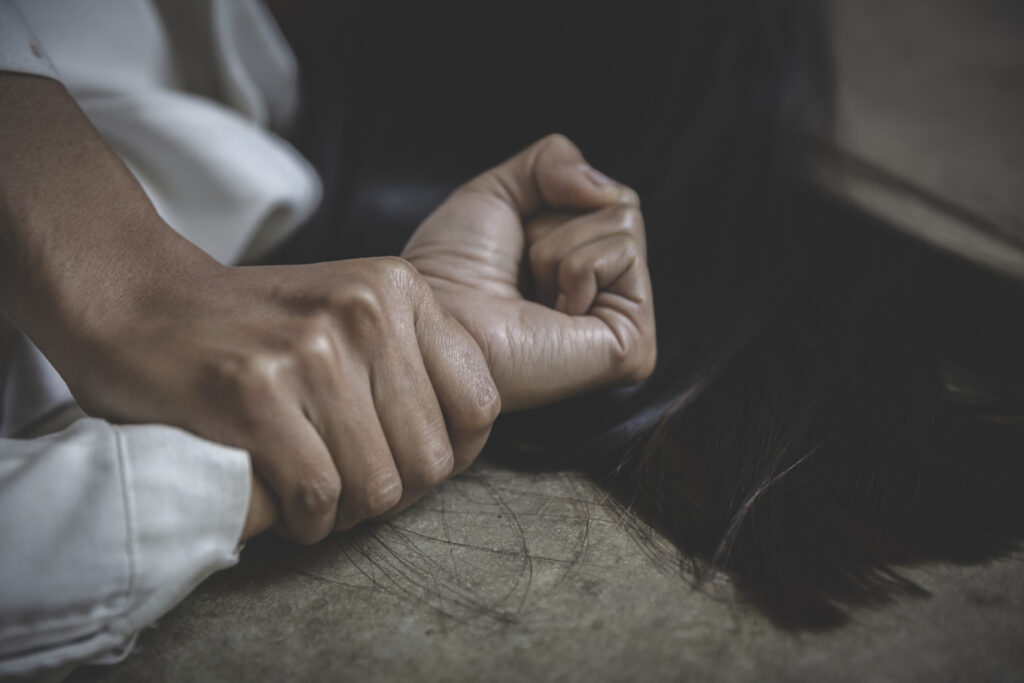 Συνελήφθη 45χρονος στο Ηράκλειο Κρήτης για εργασιακή εκμετάλλευση και κακοποίηση μάνας και κόρης