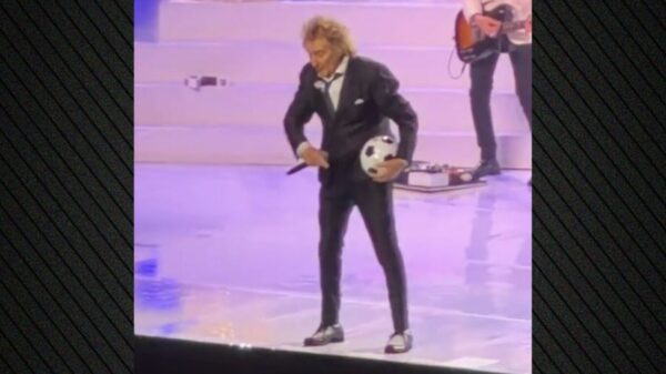 Εκνευρισμένος ο Ροντ Στιούαρτ με θεατή στη συναυλία του στην Αθήνα: Χαλάς το σόου, φύγε από τη μέση, του είπε