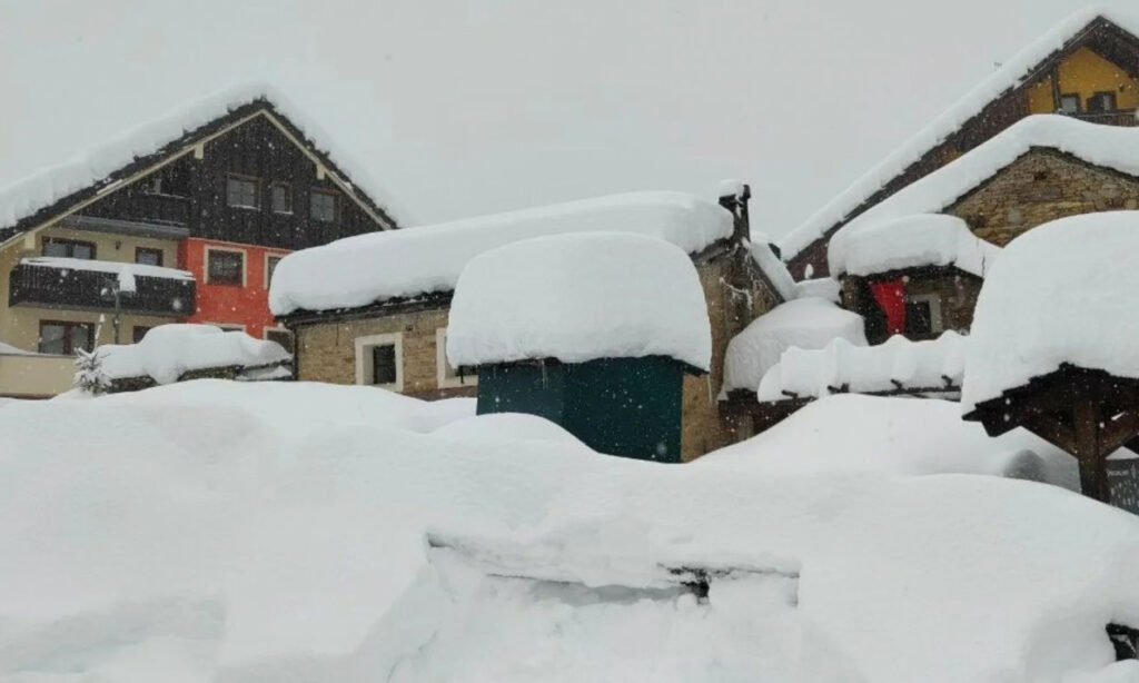 Ιταλία: Σχεδόν 3 μέτρα χιόνι στο θέρετρο Πράτο Νεβόσο – Ρεκόρ για την Ευρώπη