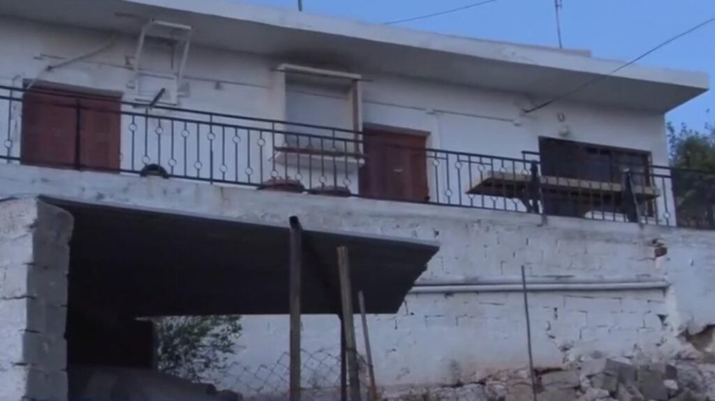 Οικογενειακή τραγωδία στο Κερατσίνι: Ηλικιωμένοι πέθαναν πλάι – πλάι στο μπαλκόνι, είχαν χάσει και τον γιο τους
