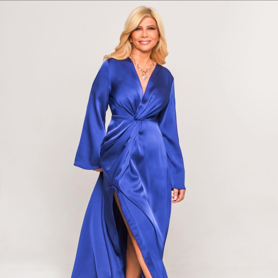 Η Ζήνα Κουτσελίνη αποχαιρετά το 2025 με ένα άκρως ρυθμικό και πρωτότυπο τραγούδι για την εκπομπή “Αλήθειες με τη Ζήνα”