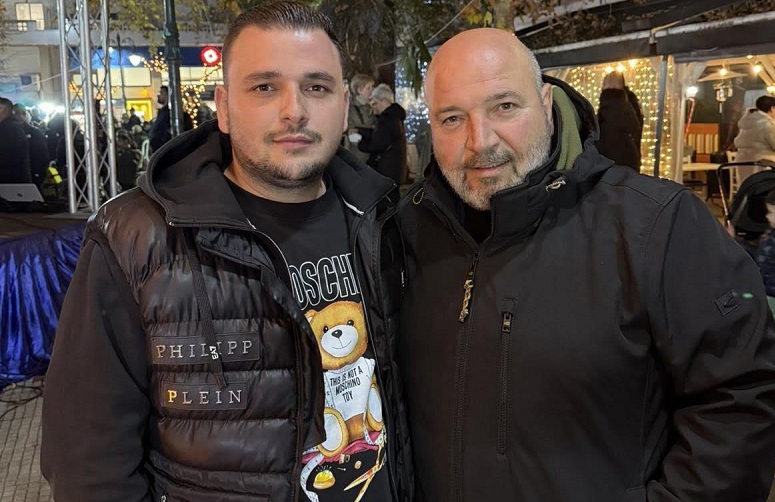 Στην φωταγώγηση του δέντρου στην Σκυδρα Πέλλας Διονύσης Μήνας και Νίκος Ζωϊδάκης