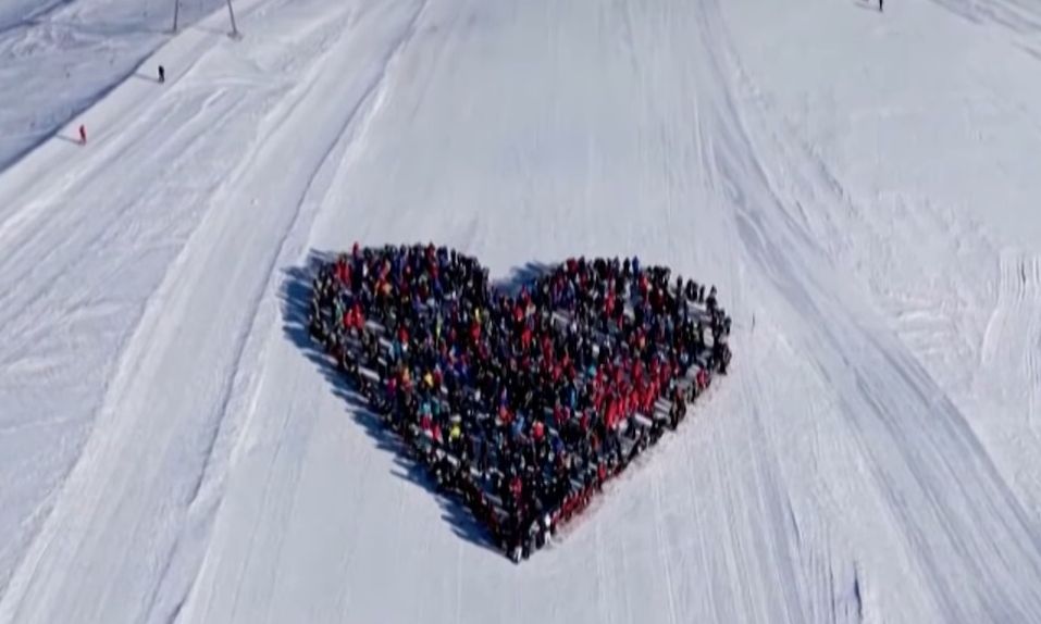 Ελβετία: Σκιέρ σχημάτισαν καρδιά στη μνήμη των θυμάτων της φονικής πυρκαγιάς στο Κραν Μοντανά