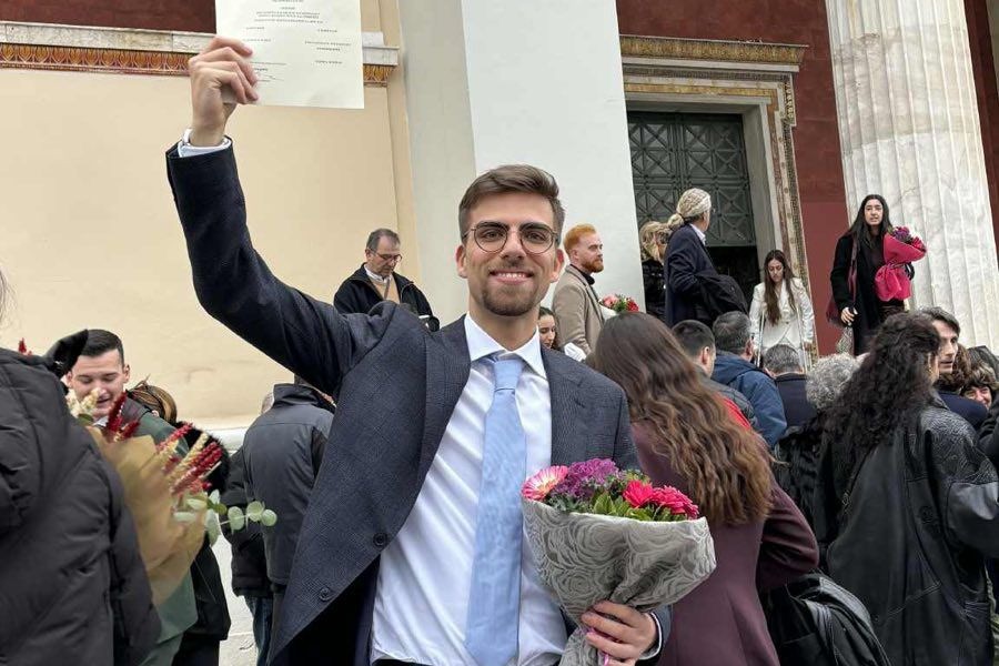 Κρητικός αποφοίτησε με 9,8 από τη Νομική: Τον υψηλότερο βαθμό που έχει απονεμηθεί – Δούλευε τα καλοκαίρια ως ταξιτζής