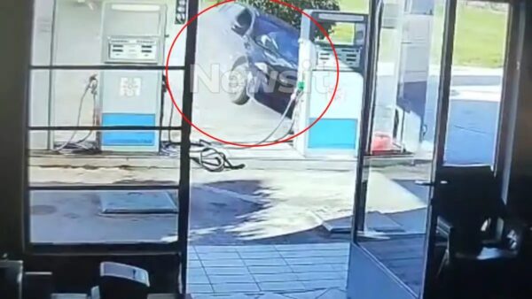 Κόρινθος: Βίντεο ντοκουμέντο από τη στιγμή που το αυτοκίνητο «προσγειώνεται» στην αυλή του σπιτιού – Νεκρά δύο παιδιά