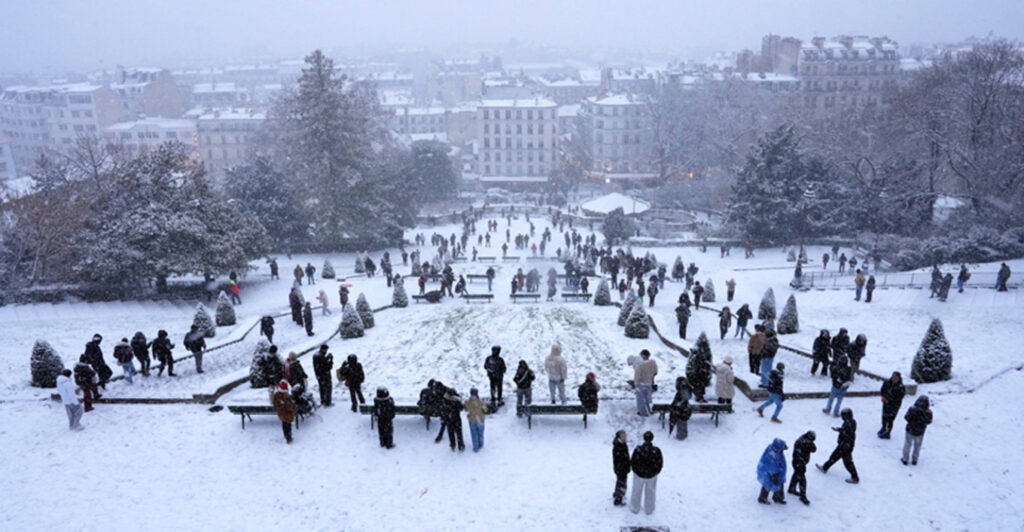 Σφοδρή χιονόπτωση στο Παρίσι: Ματαιώνεται το 15% των πτήσεων από τα αεροδρόμια Ορλί και Σαρλ ντε Γκωλ