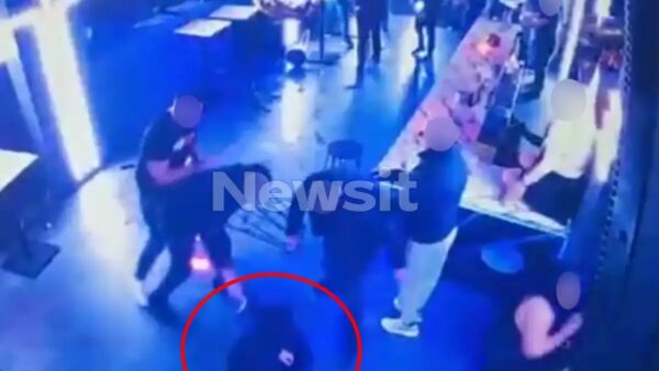 Σκληρές εικόνες από τον φονικό ξυλοδαρμό του 30χρονου στο κλαμπ στην Πάτρα: Τον χτυπούν με μανία με σκαμπό και τον κλωτσούν στο κεφάλι