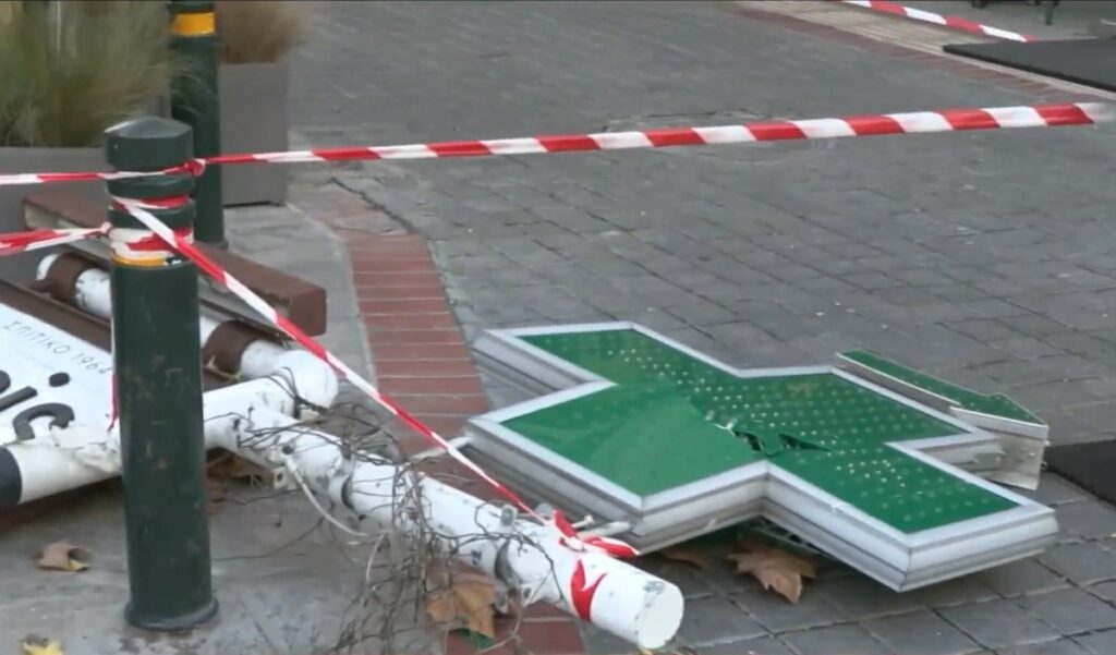 Κυψέλη: Εκτός κινδύνου η 16χρονη που έπεσε στο κεφάλι της πινακίδα φαρμακείου