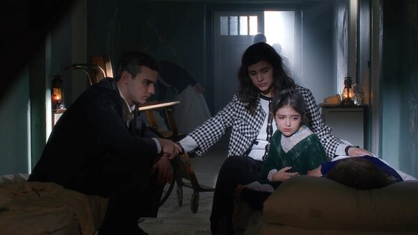 Άγιος έρωτας – Η μικρή Ελευθερία μαθαίνει τους αληθινούς της γονείς