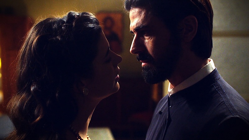 Άγιος έρωτας – Η Χλόη ξανά στην αγκαλιά του πατρός Νικόλαου