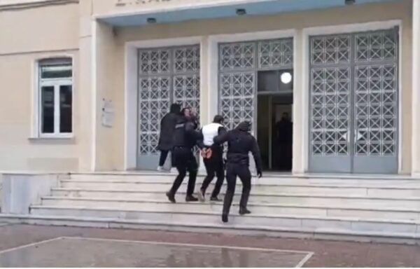 Αγρίνιο: Με αλεξίσφαιρο στον ανακριτή ο δράστης της δολοφονίας του 50χρονου – Τι θα πει στην απολογία του