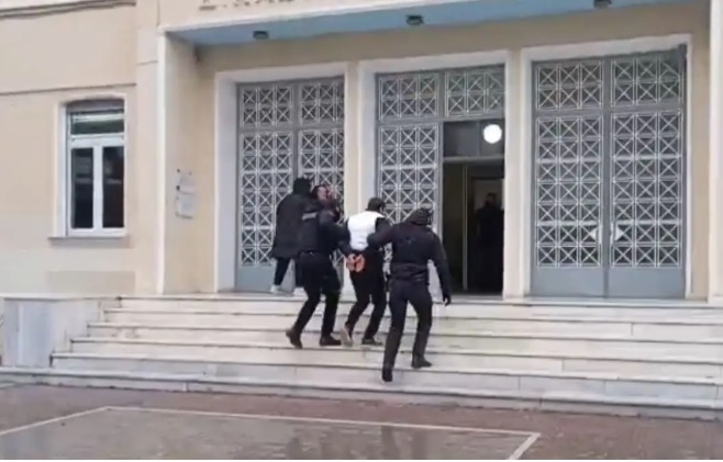 Αγρίνιο: Με αλεξίσφαιρο στον ανακριτή ο δράστης της δολοφονίας του 50χρονου – Τι θα πει στην απολογία του