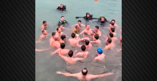 Στην Αλεξανδρούπολη έψαλαν τον Εθνικό Ύμνο αφού έπιασαν τον Σταυρό για τα Θεοφάνια, δείτε βίντεο