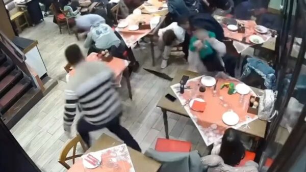 Αλεξανδρούπολη: Η στιγμή που ανεμοστρόβιλος χτυπάει εστιατόριο γεμάτο με κόσμο – Φωνές και σκηνές πανικού