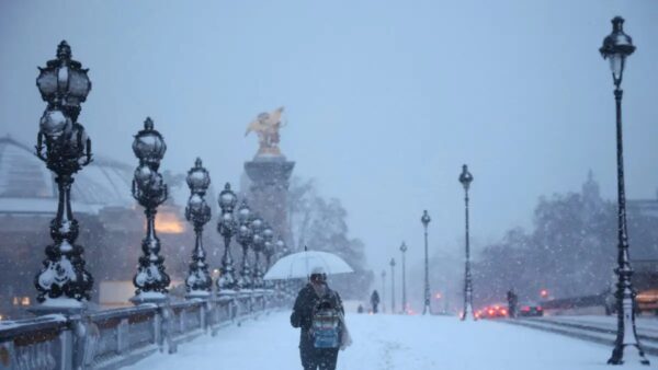 Χιόνια και παγετός παραλύουν τη δυτική Ευρώπη: Aκυρώσεις πτήσεων, σκι στους δρόμους του Παρισιού