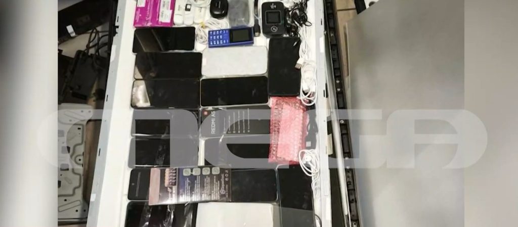 Φυλακές Μαλανδρίνου: Σοκ με τηλεόραση – κρύπτη για δεκάδες κινητά τηλέφωνα