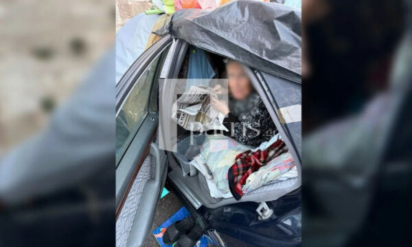 Κρήτη: Η ιστορία ηλικιωμένης που ζει σε εγκαταλελειμμένο αυτοκίνητο – «Θέλω να δουλέψω»