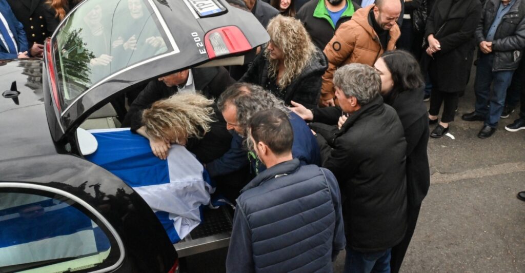 Ράγισαν καρδιές στην κηδεία του λιμενικού που σκοτώθηκε στο Άστρος, η Βουλή θα «υιοθετήσει» το παιδί του