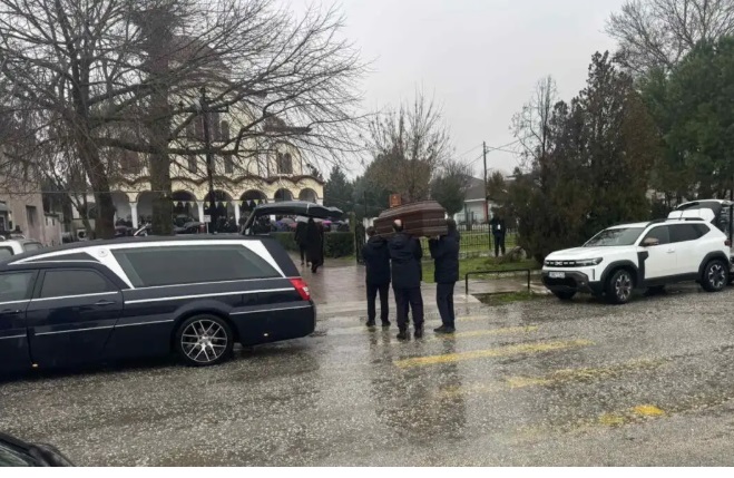 Τραγωδία στο εργοστάσιο Βιολάντα: Θρήνος στην κηδεία της 47χρονης Σταυρούλας Μπουκουβάλα – Τραγικές φιγούρες τα παιδιά και οι γονείς της