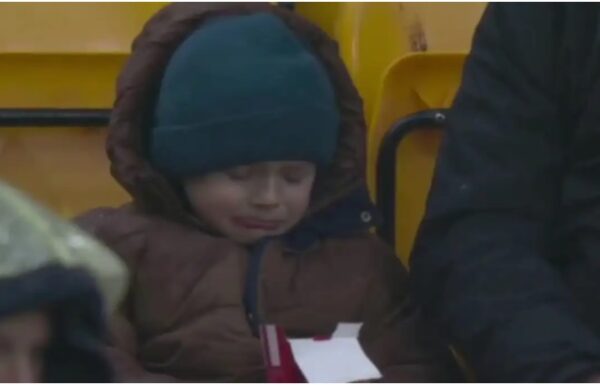 Η νέα «κλοπή» του αιώνα με θύμα ένα παιδί και την κοτομπουκιά του: Η «δραματική» στιγμή που έζησε στις κερκίδες ενός αγώνα ποδοσφαίρου