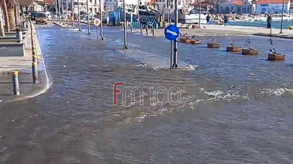 Βγήκε η θάλασσα στον δρόμο στη Μύρινα της Λήμνου λόγω των θυελλωδών ανέμων, ξεβράστηκαν μέχρι και αχινοί