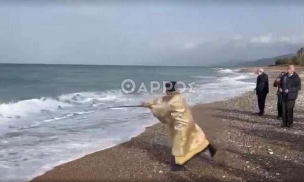 Θεοφάνια – Μεσσηνία: Ιερέας έριξε το σταυρό στη θάλασσα με καλάμι ψαρέματος