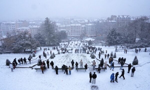 Εντυπωσιακές εικόνες από το χιονισμένο Παρίσι – Σε πίστα σκι μετατράπηκε η Μονμάρτη