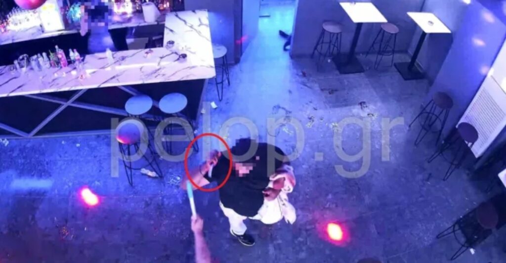 Φωτογραφία ντοκουμέντο δείχνει άνδρα με μαχαίρι μέσα στο κλαμπ στην Πάτρα όπου ξυλοκόπησαν μέχρι θανάτου τον 30χρονο