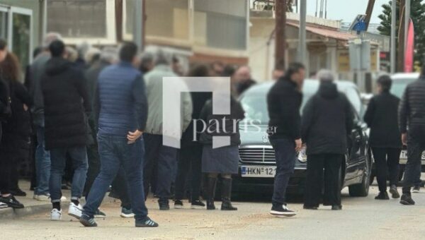 Κρήτη: Σπαρακτικές σκηνές στην κηδεία του 35χρονου που πέθανε σπίτι του όταν προκλήθηκε φωτιά από διαρροή υγραερίου