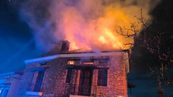 Παραδόθηκε στις φλόγες σπίτι στην Αράχωβα (ΒΙΝΤΕΟ)