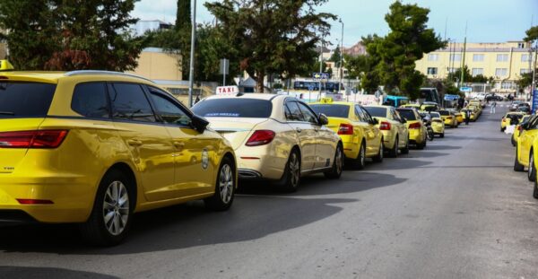 Σε 48ωρες επαναλαμβανόμενες απεργίες προχωρούν τα ταξί από την Τρίτη