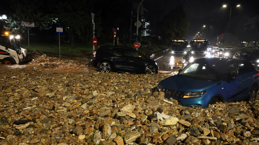 Πώς έγιναν οι τραγωδίες με τους δύο νεκρούς από την κακοκαιρία – «Δεν μπορούσε να πιαστεί από πουθενά η γυναίκα» λέει κάτοικος στη Γλυφάδα