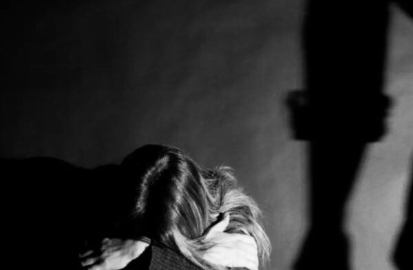 Γυναίκα αστυνομικός έσωσε μητέρα 3 παιδιών από τον σύντροφό της που την κακοποιούσε – Την φιλοξένησε στο σπίτι της