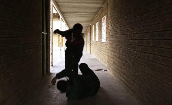 Ελευσίνα: Επίθεση σε 11χρονο από συμμαθητές του – Κατήγγειλε πως τον έσπρωξαν και έσπασε το χέρι του