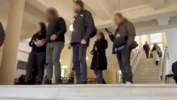 «Ο πατέρας μας βίαζε και τις δύο μου αδελφές, γι’ αυτό τον κατήγγειλα – Με απειλούν» – Σοκαριστικές αποκαλύψεις