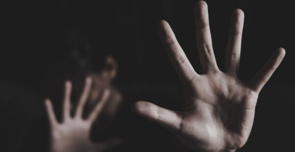 Φρίκη στην Κρήτη: Πατέρας κακοποιούσε σεξουαλικά τις δύο κόρες του και άφησε έγκυο τη μία, την καταγγελία έκανε ο αδερφός τους